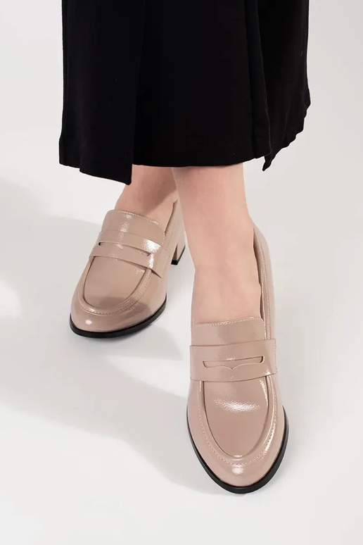 Sapatos femininos cor areia em salto... Sapatos femininos cor areia em salto...