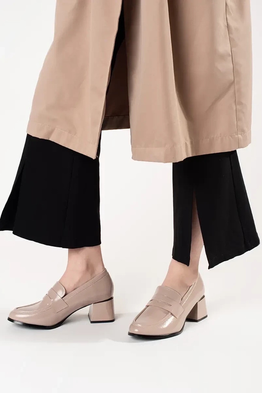 Sapatos femininos cor areia em salto... Sapatos femininos cor areia em salto...