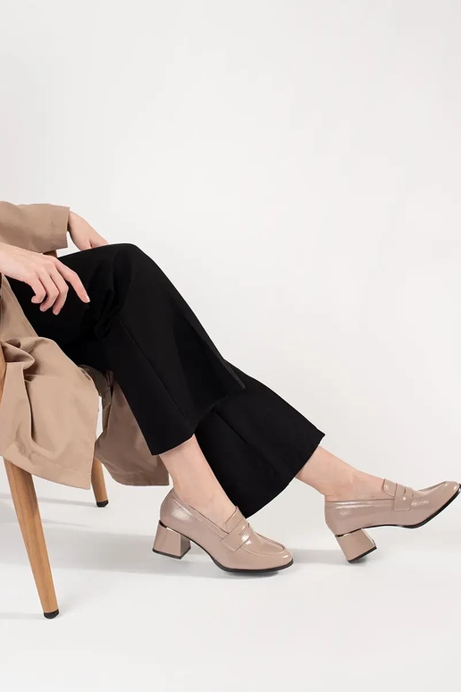 Sapatos femininos cor areia em salto... Sapatos femininos cor areia em salto...