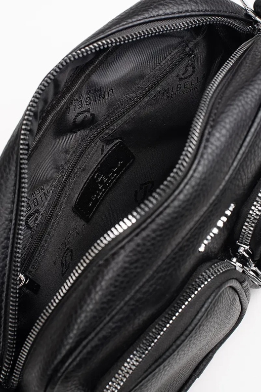 Pequena bolsa preta com bolsos