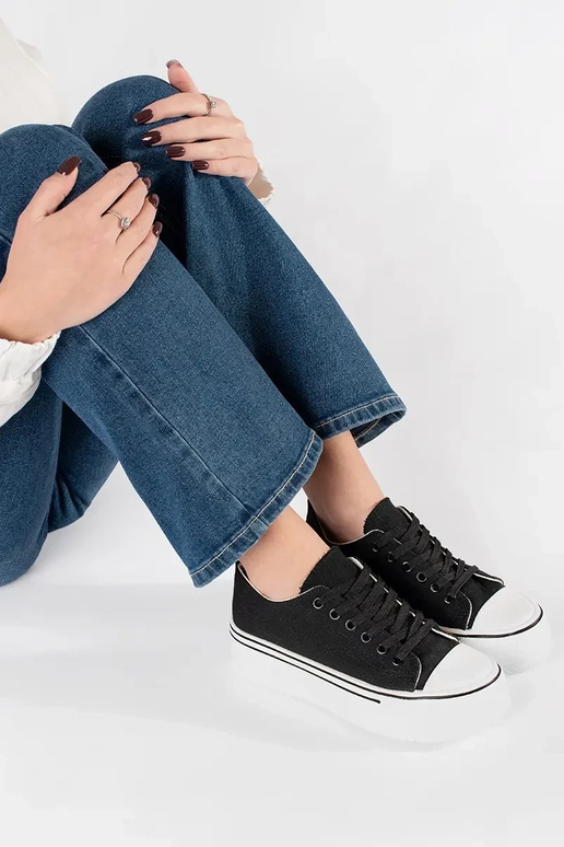 Tênis femininos pretos de modelo...