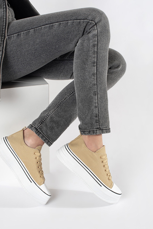 Tênis esportivos na cor areia com...