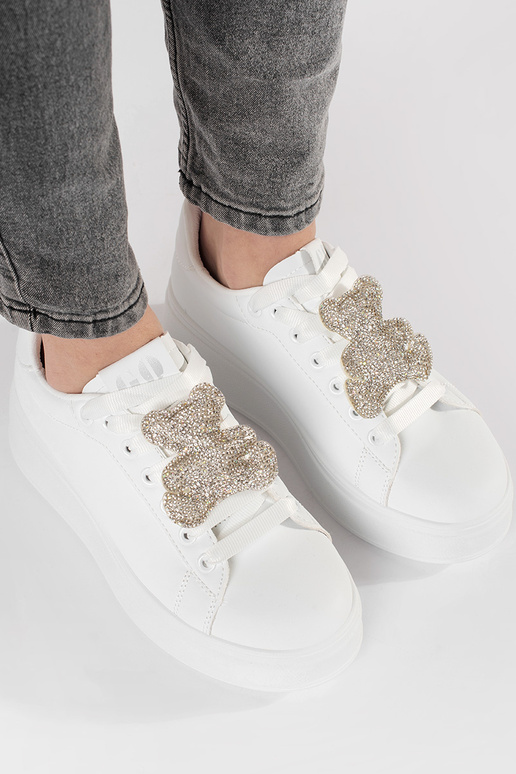 Tênis modelo Sneakers na cor branca... Tênis modelo Sneakers na cor branca...