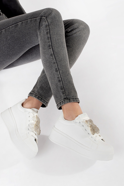 Tênis modelo Sneakers na cor branca... Tênis modelo Sneakers na cor branca...