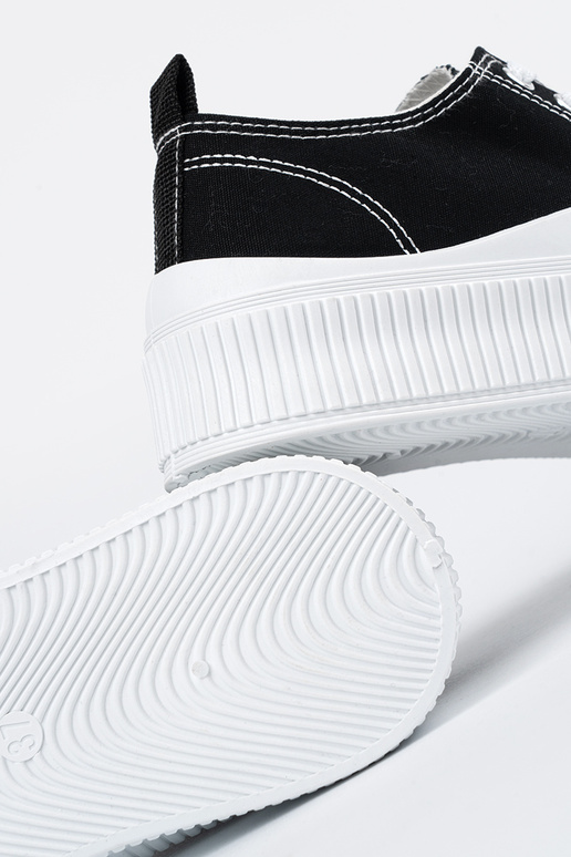 Tênis modelo Sneakers nas cores preta...