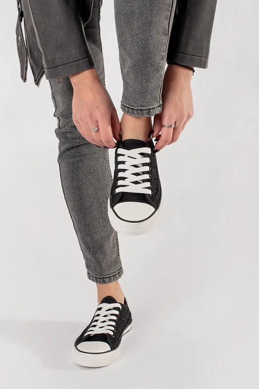 Sapatos pretos em estilo vazado