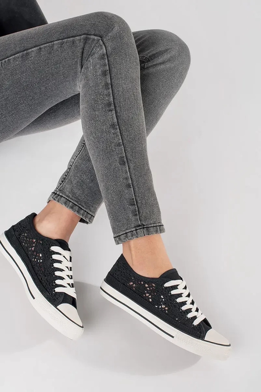 Sapatos pretos em estilo vazado