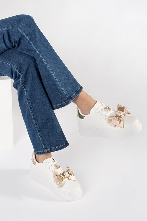 Tênis modelo Sneakers nas cores...