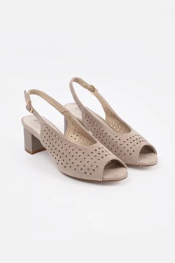 Sandálias com salto alto... 2