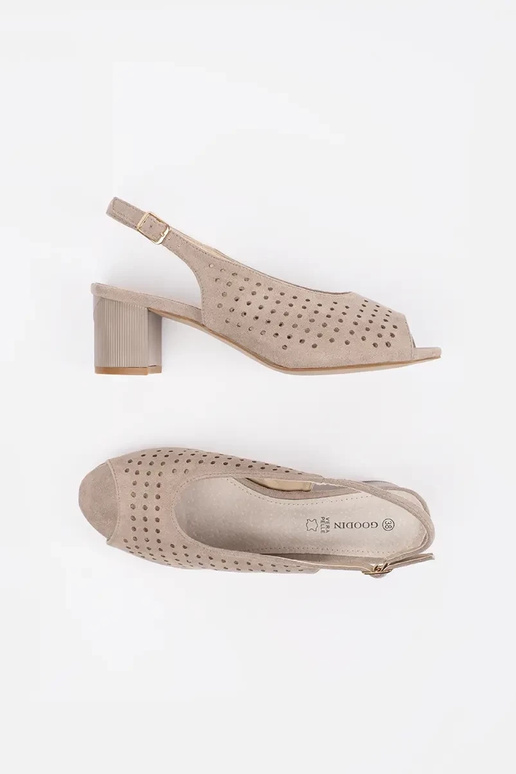 Sandálias com salto alto prateadas...