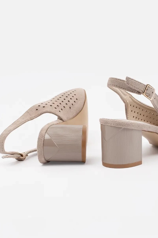 Sandálias com salto alto prateadas...