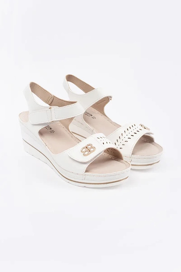 Sandálias brancas de salto... 2