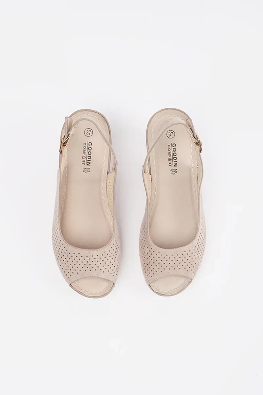 Sandálias vazadas cor areia com salto Sandálias vazadas cor areia com salto