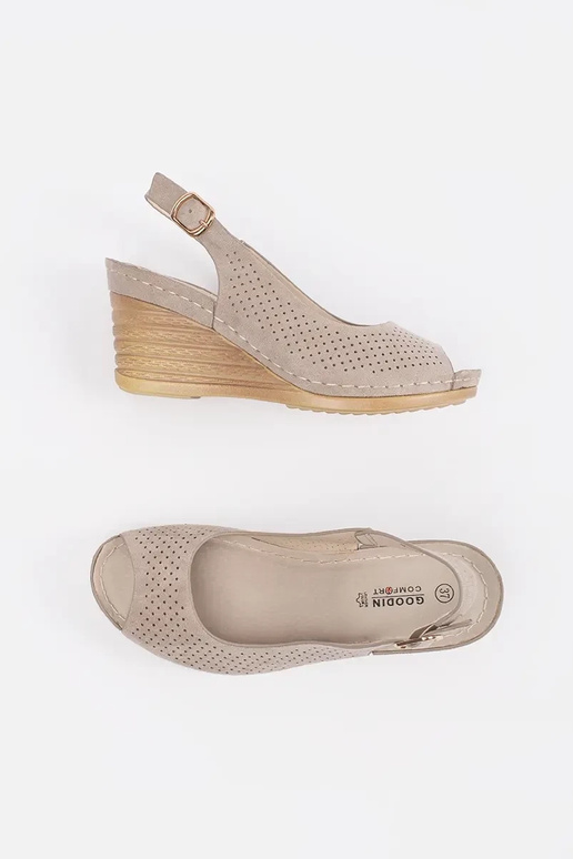 Sandálias vazadas cor areia com salto Sandálias vazadas cor areia com salto