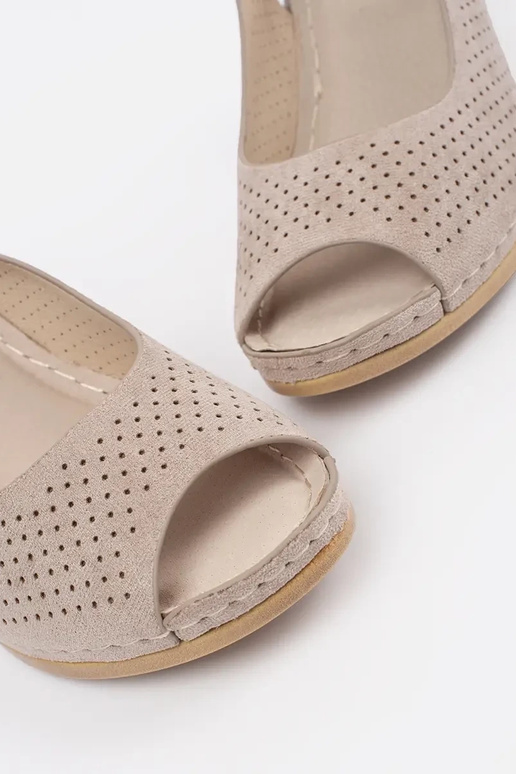 Sandálias vazadas cor areia com salto Sandálias vazadas cor areia com salto