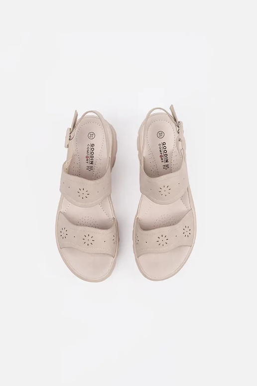 Sandálias cor marfim com sola grossa