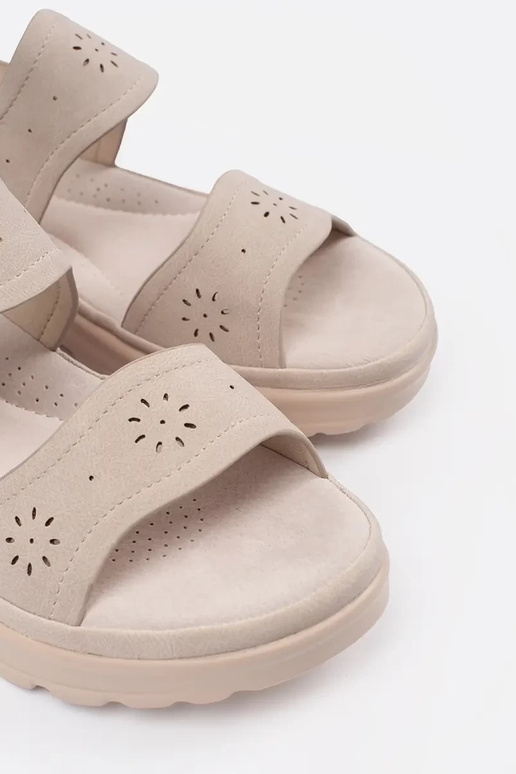 Sandálias cor marfim com sola grossa