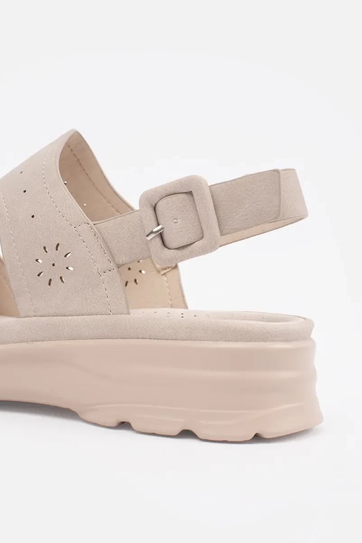 Sandálias cor marfim com sola grossa