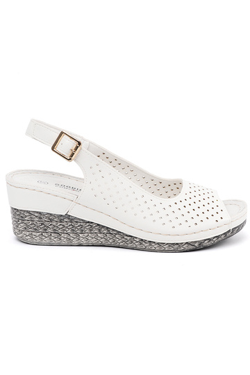 Sandálias brancas de renda