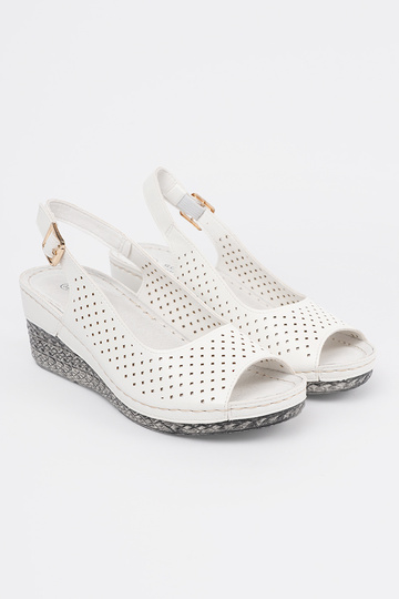 Sandálias brancas de renda 2