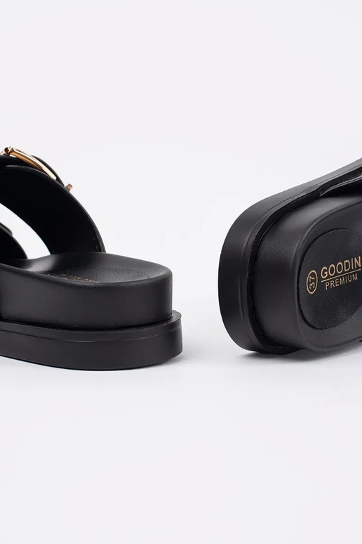 Chinelos planos pretos com fivelas