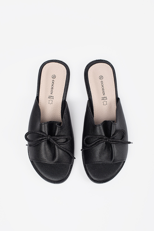 Chinelos pretos com laço Chinelos pretos com laço