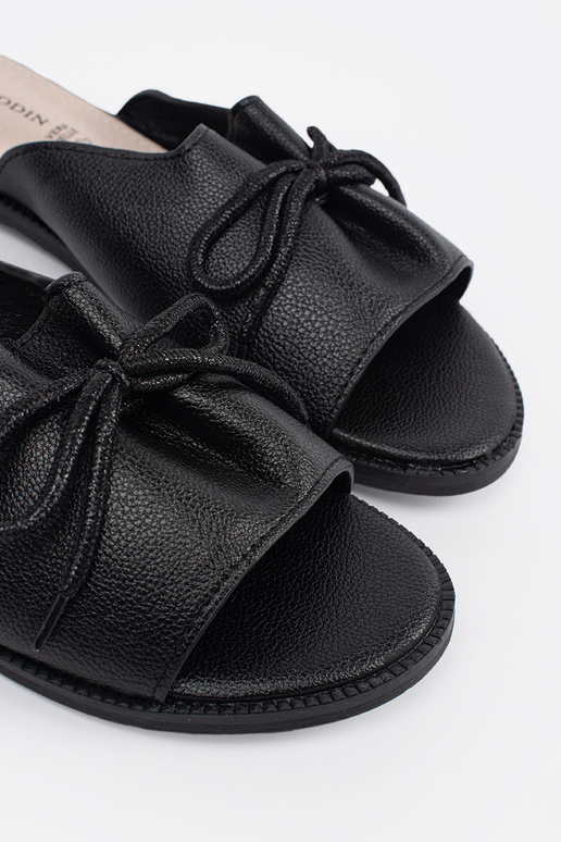 Chinelos pretos com laço Chinelos pretos com laço