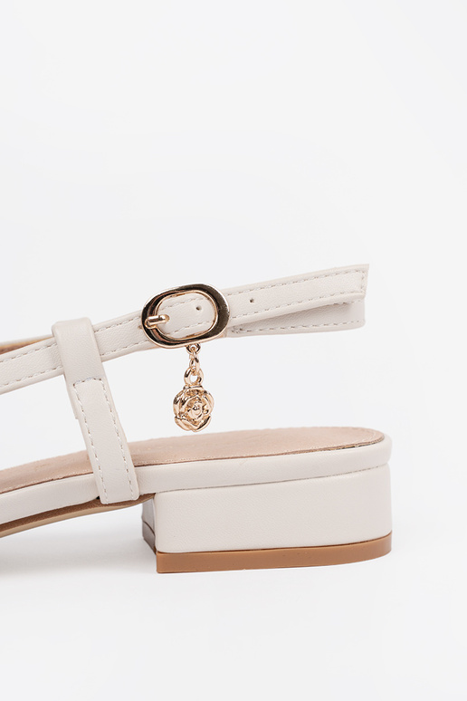 Sandálias brancas com calcanhar aberto