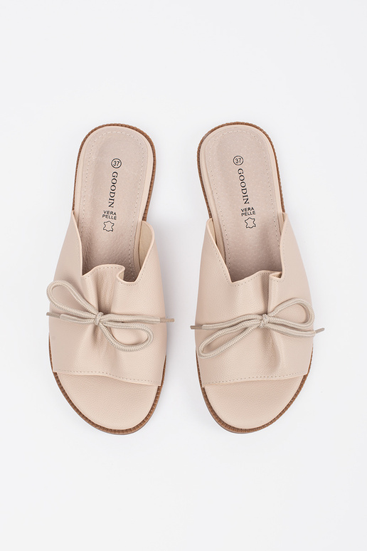 Chinelos bege com laço Chinelos bege com laço