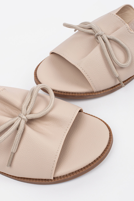 Chinelos bege com laço Chinelos bege com laço