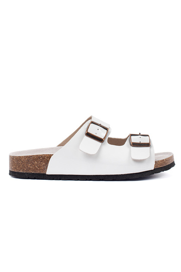 Chinelos brancos de sola plana