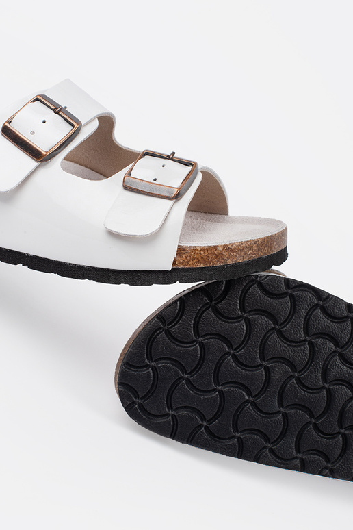 Chinelos brancos de sola plana Chinelos brancos de sola plana