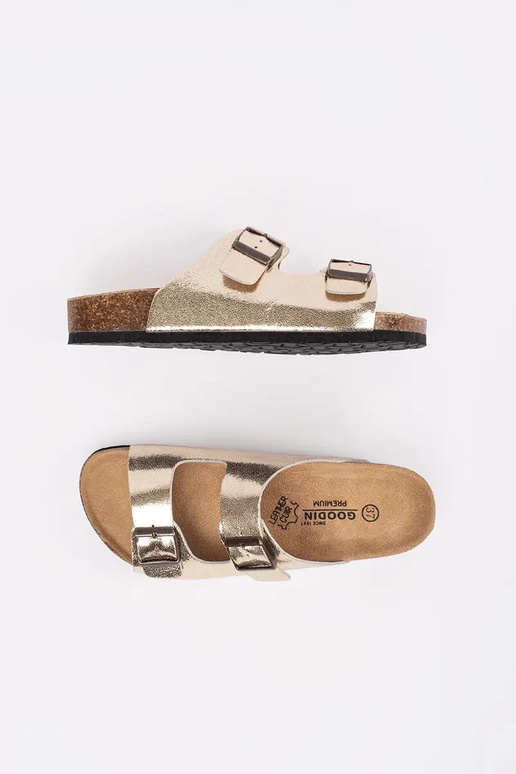 Chinelos na cor dourada com sola plana Chinelos na cor dourada com sola plana