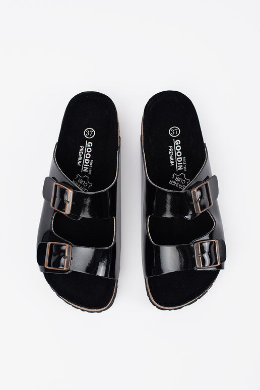 Chinelos pretos de sola plana