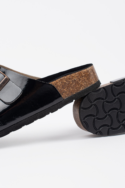 Chinelos pretos de sola plana