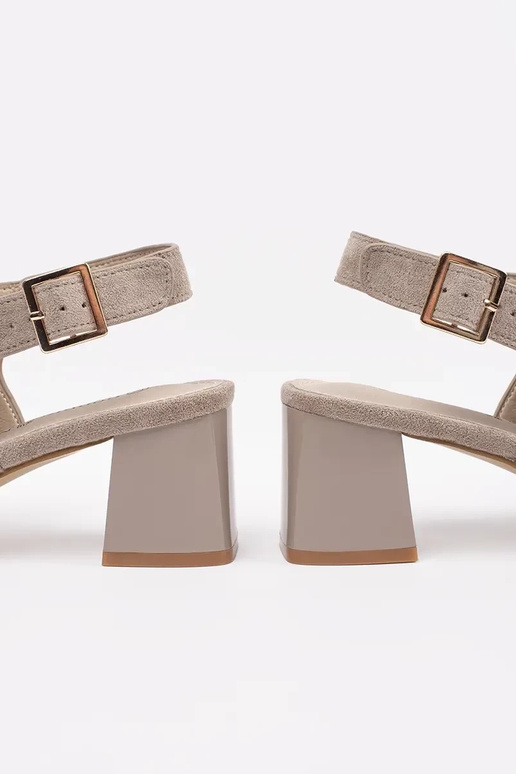 sandálias de camurça cor areia com... sandálias de camurça cor areia com...