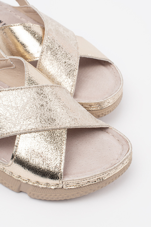 Sandálias femininas douradas de salto... Sandálias femininas douradas de salto...