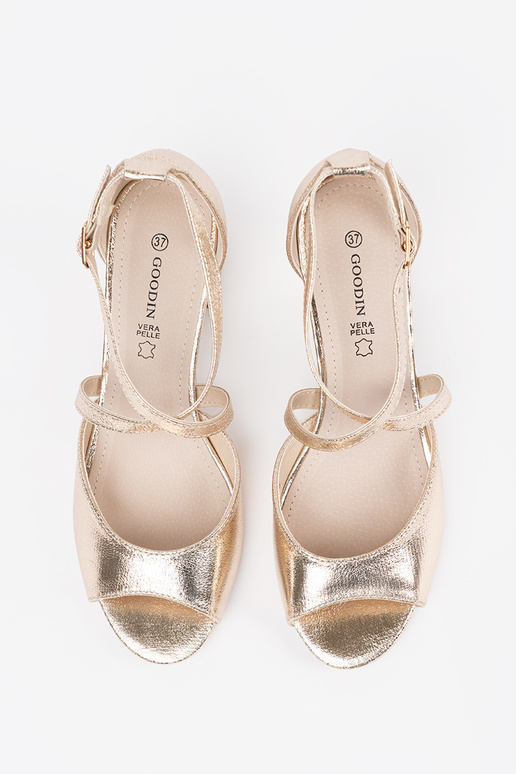 cor dourada sandálias em um poste baixo cor dourada sandálias em um poste baixo