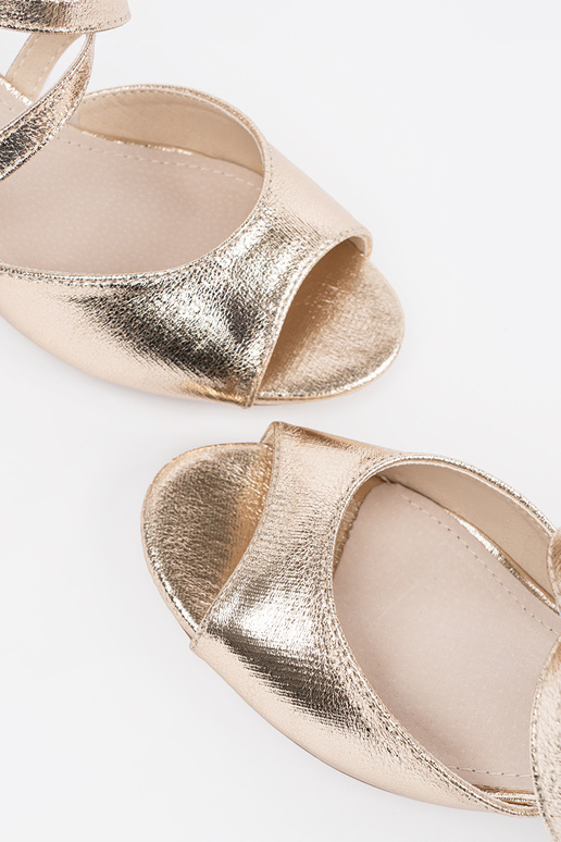 cor dourada sandálias em um poste baixo cor dourada sandálias em um poste baixo