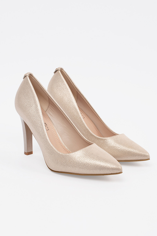 Sapatos de salto brilhantes na cor areia