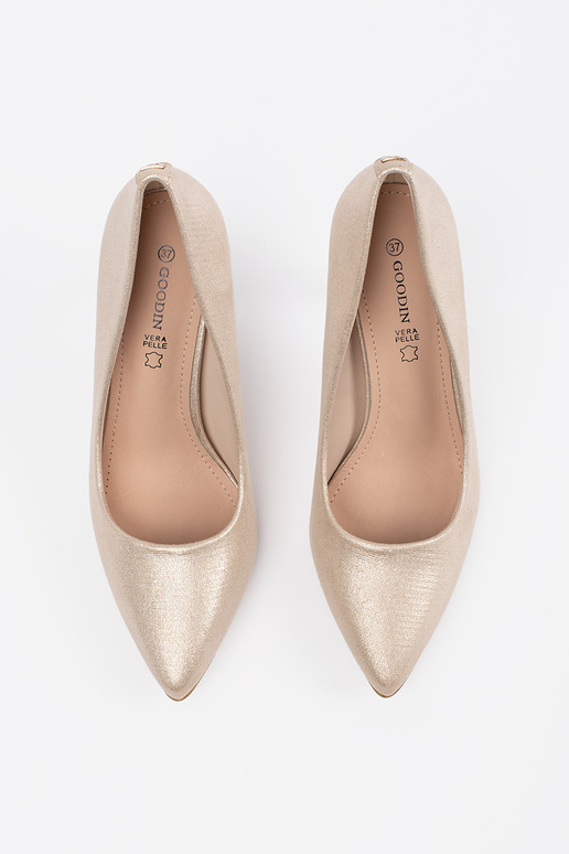 Sapatos de salto brilhantes na cor areia