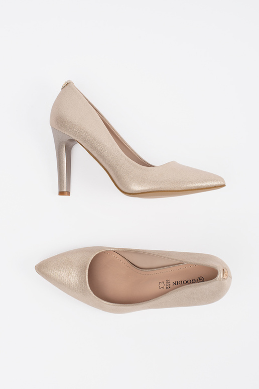 Sapatos de salto brilhantes na cor areia