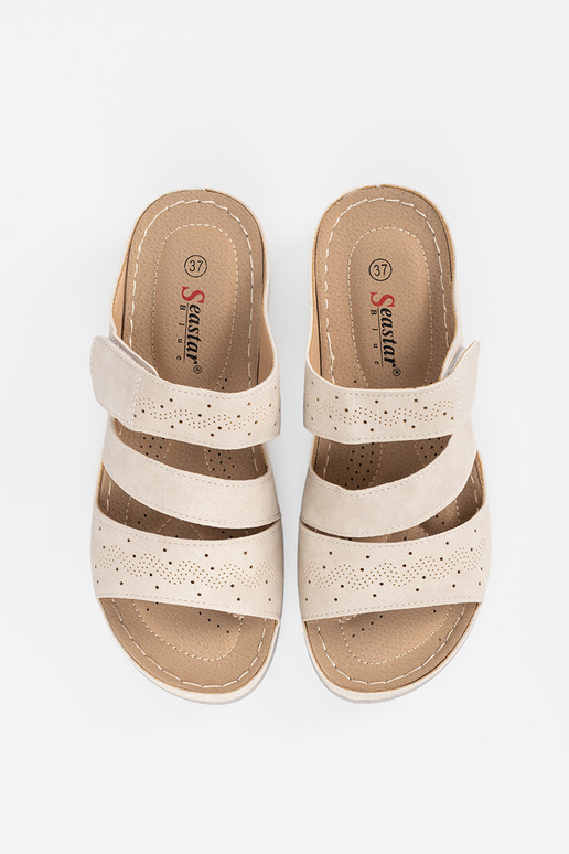 Chinelos de baixa plataforma na cor... Chinelos de baixa plataforma na cor...