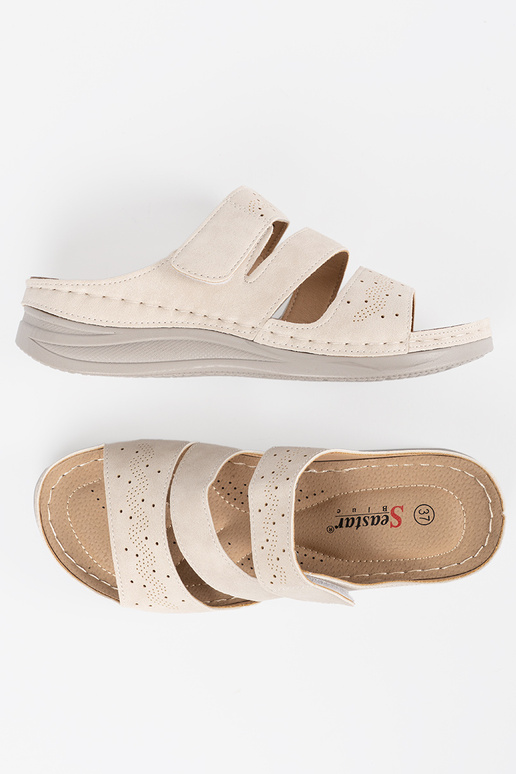 Chinelos de baixa plataforma na cor... Chinelos de baixa plataforma na cor...