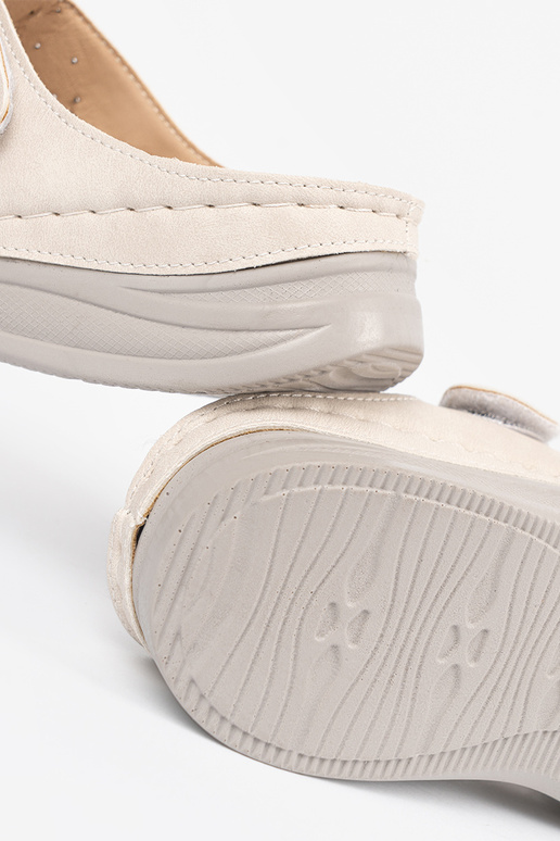 Chinelos de baixa plataforma na cor... Chinelos de baixa plataforma na cor...