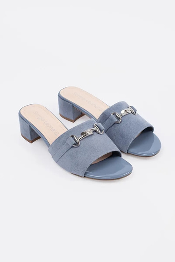 Chinelos azuis de salto... 2