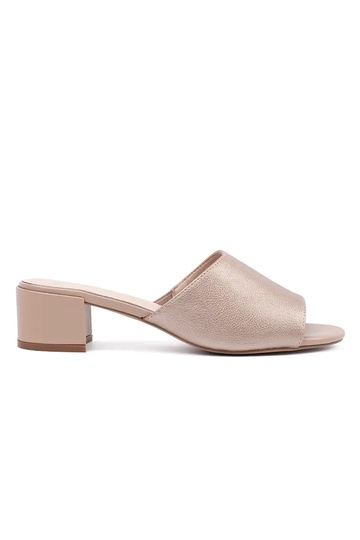 Chinelos cor areia de salto...