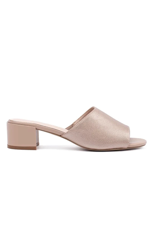 Chinelos cor areia de salto alto...