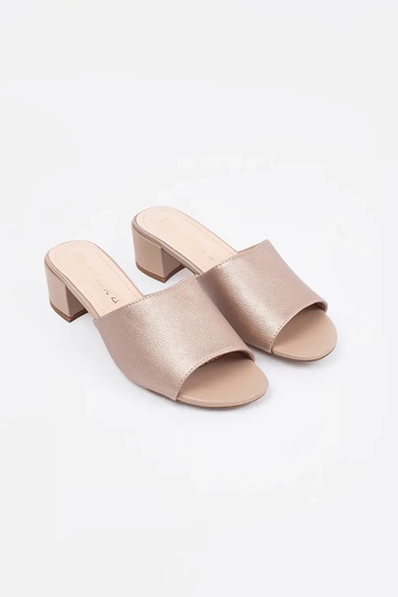 Chinelos cor areia de salto... 2