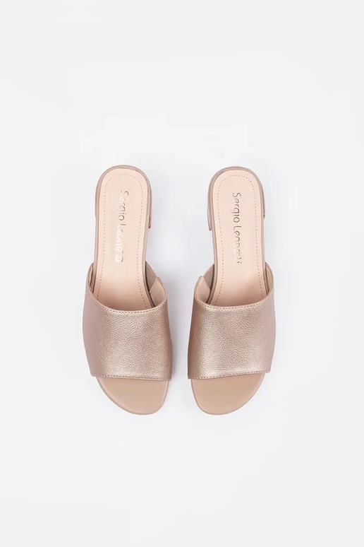 Chinelos cor areia de salto alto...